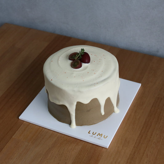 Oolong grape chiffon cake with dark grapes and oolong cream